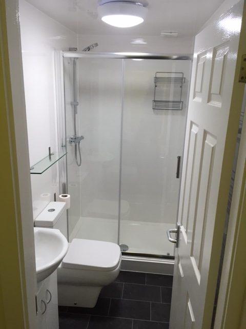 28-empress-road-Middle bathroom