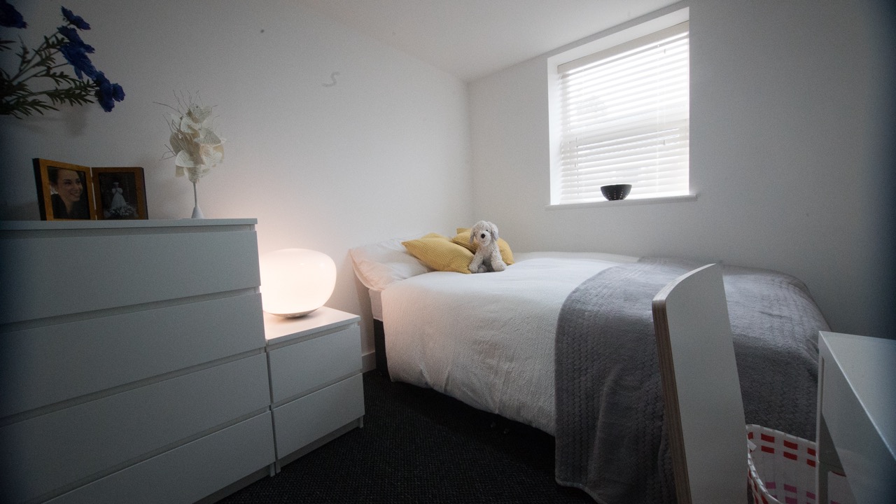 92 Albert Edward Road-Room 2 Large