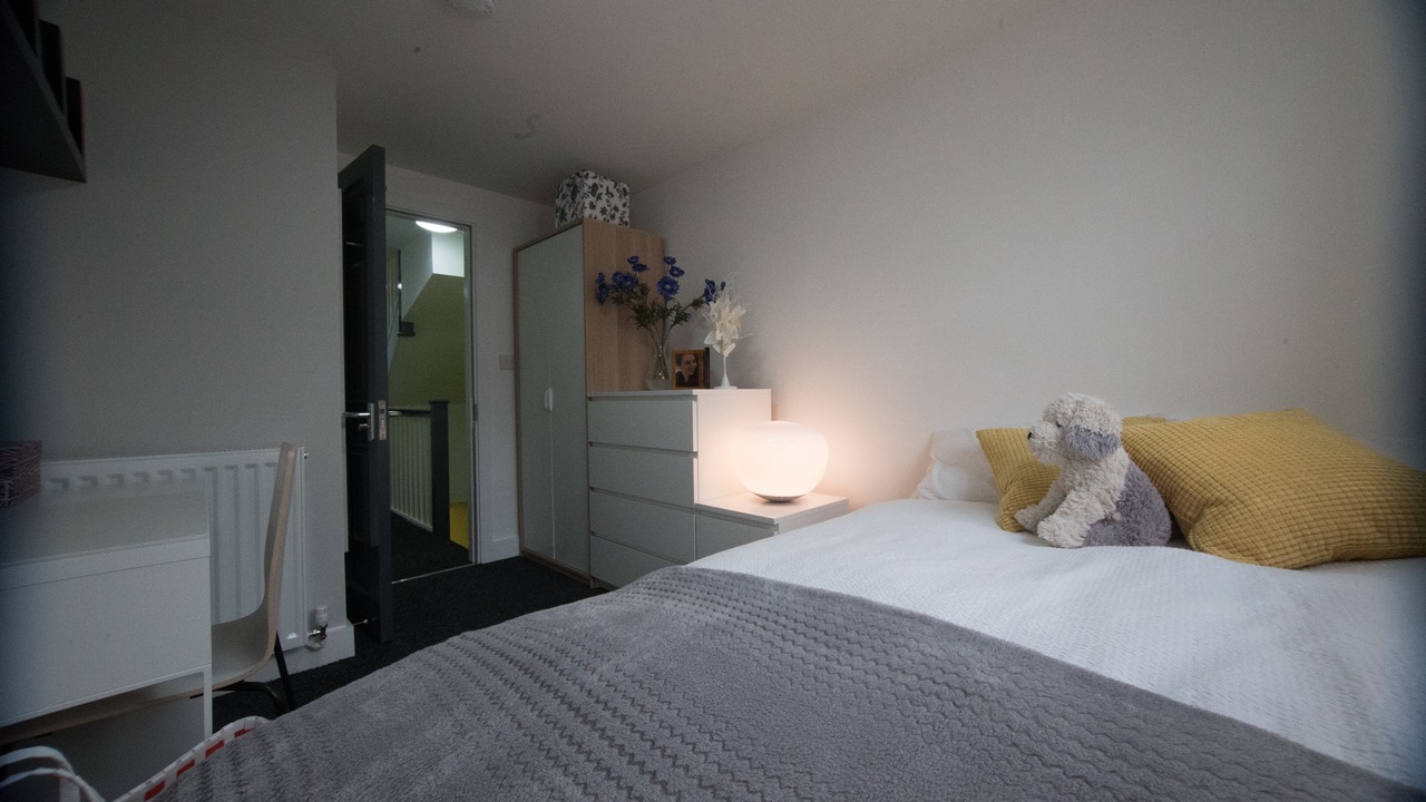 92 Albert Edward Road-Room 2 inside Large